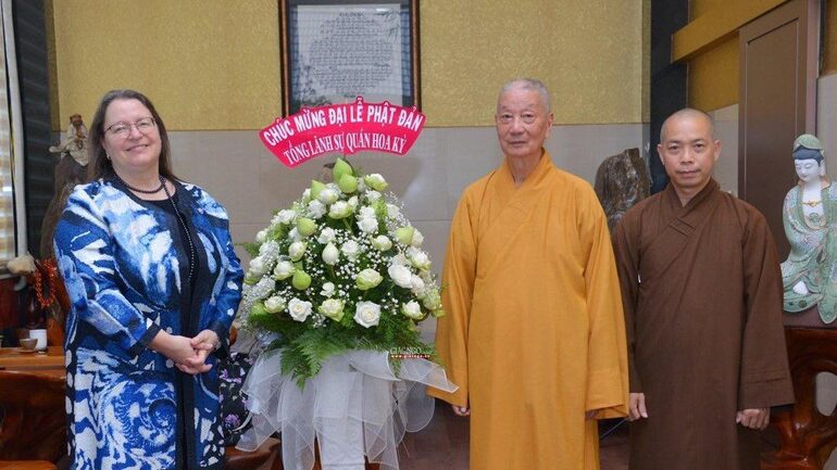 Tổng lãnh sự Hoa Kỳ thăm Trưởng lão Hòa thượng Quyền Pháp chủ nhân Đại lễ Phật đản