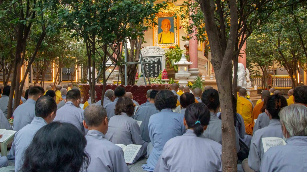 Chư Tăng Ni và Phật tử chùa Vạn Đức đảnh lễ bảo tháp Phù Thi nhân ngày truyền thống tông môn