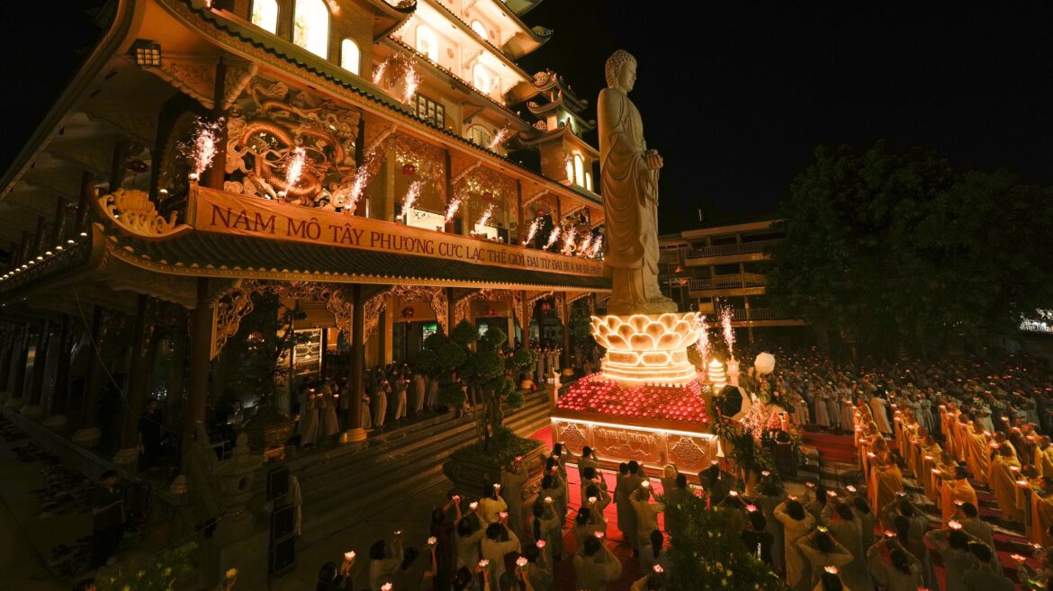 Đêm hoa đăng vía Đức Phật A Di Đà tại chùa Vạn Đức (TP.Thủ Đức)
